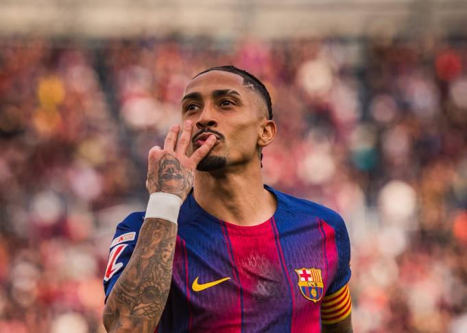 半岛体育APP入口-拉菲完成生涯第3帽，且为近50年第2位西甲对塞维戴帽巴萨球员